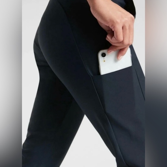 Athleta stellar cropped pants with slit side leg phone pocket in black - Picture 3 of 9
